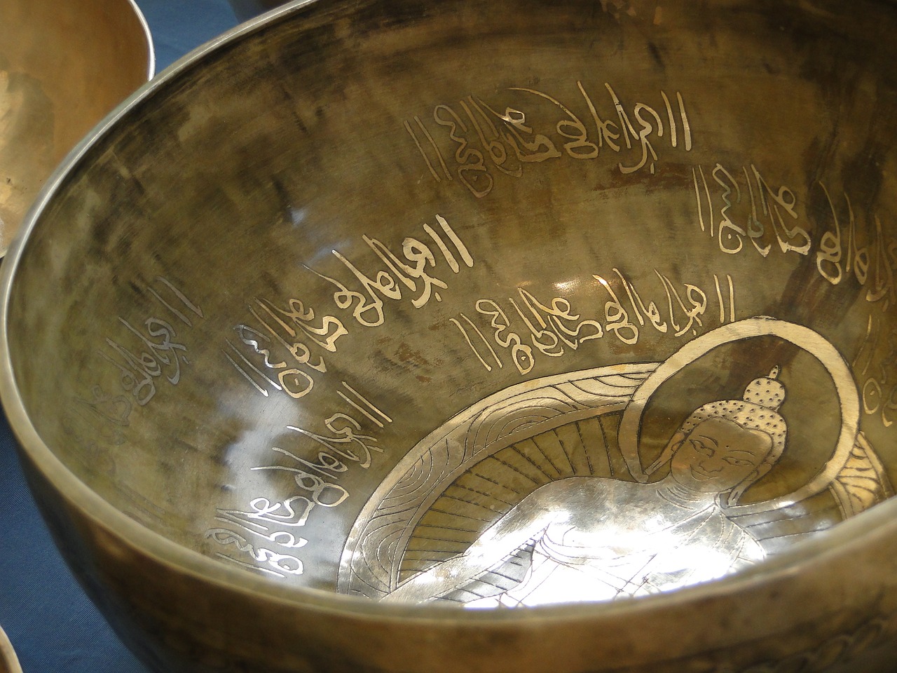 Singing bowl with Buddha in the middle