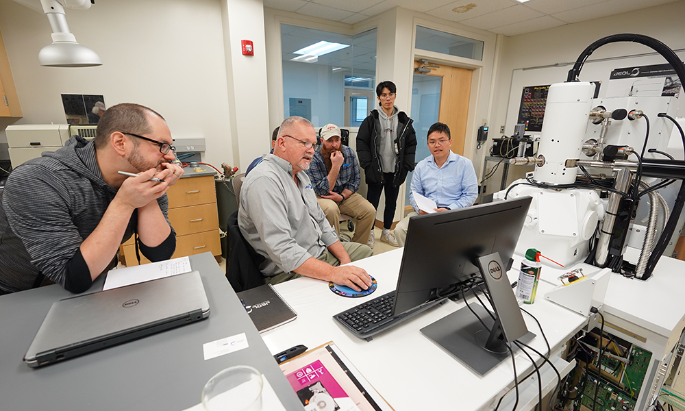 Students and faculty using the scanning electron microscope