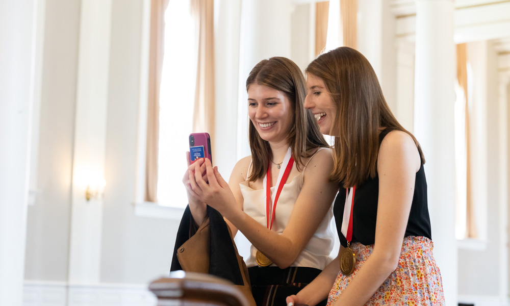 Sophie and Hannah Gilson ’22 video chat with their parents after the ceremony.