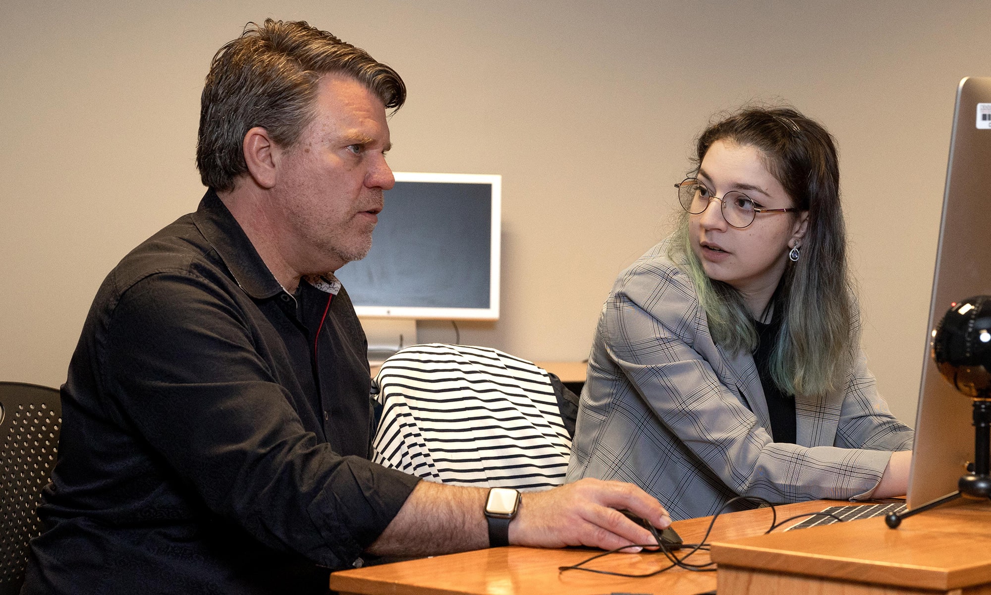 Christian Faur works with Niki Landa '23 on a computer in the Mulberry lab 