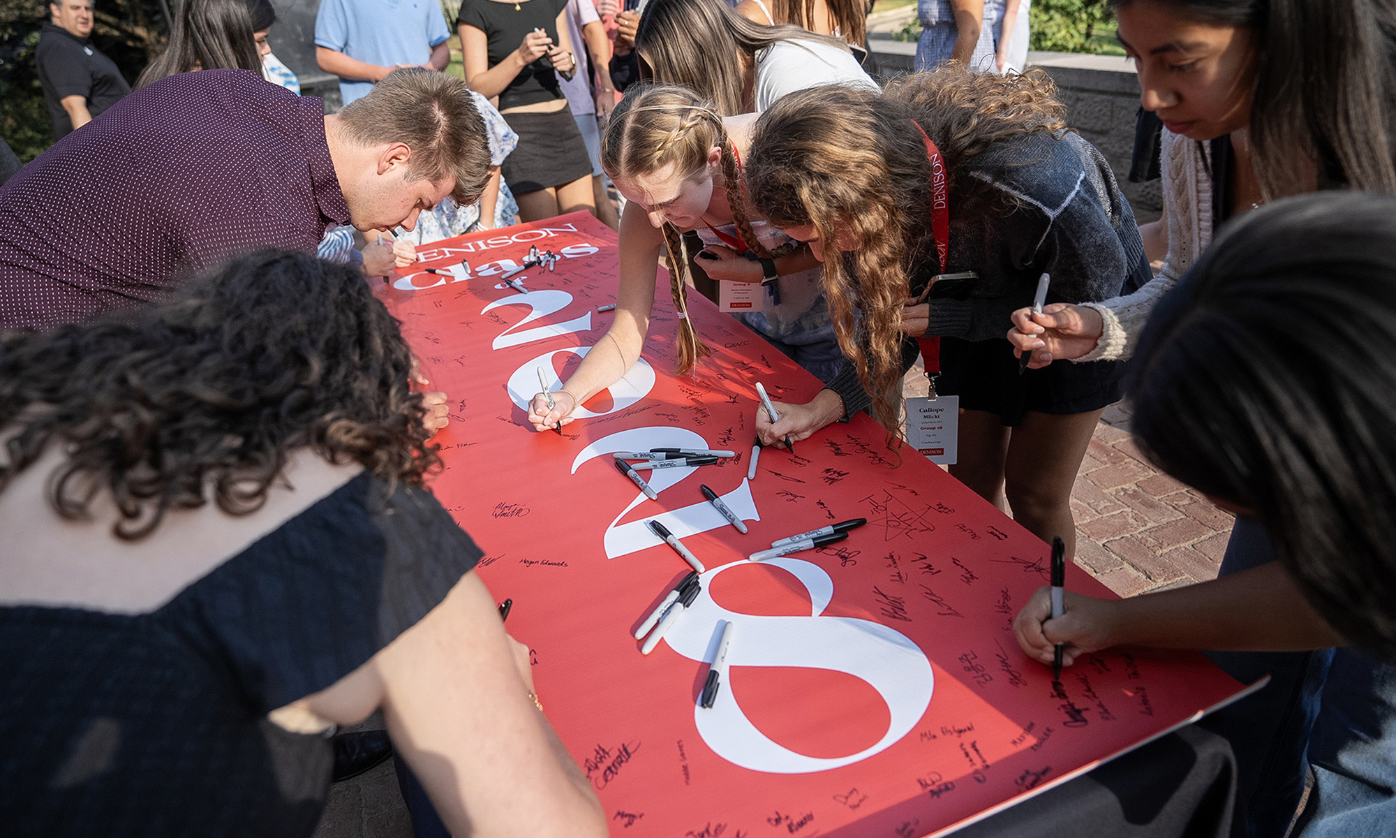 students sign class banner