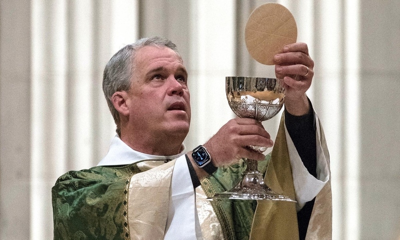 The Rev. Randy Hollerith ’86 preparing the Eucharist. 