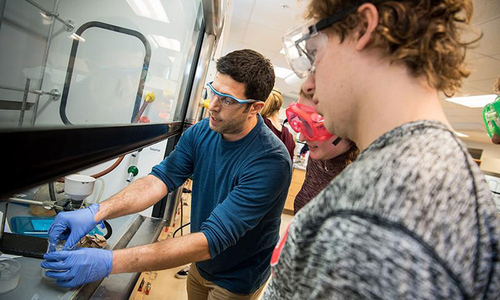 Associate Prof. Joe Reczek in the lab with a student