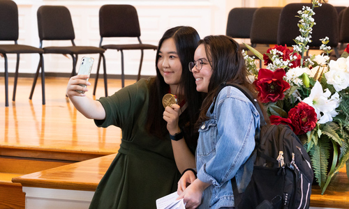 Sueshin Moon ’22 takes a selfie with a friend.