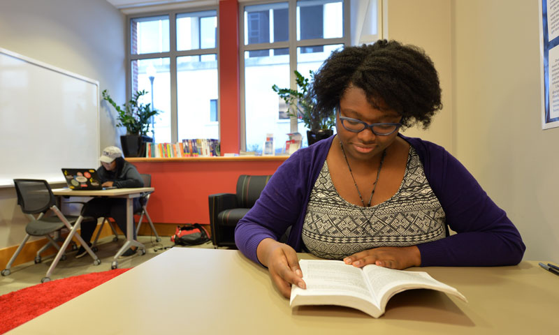 Bianca Lee '18 in resource library