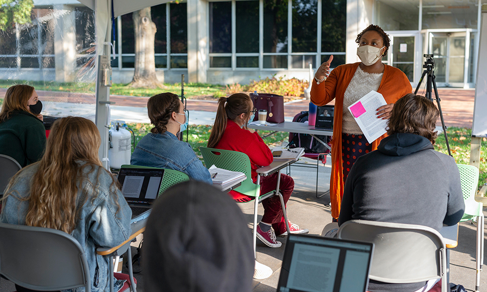 Imani Holmes '19, leading an "Intro to Global Health" class